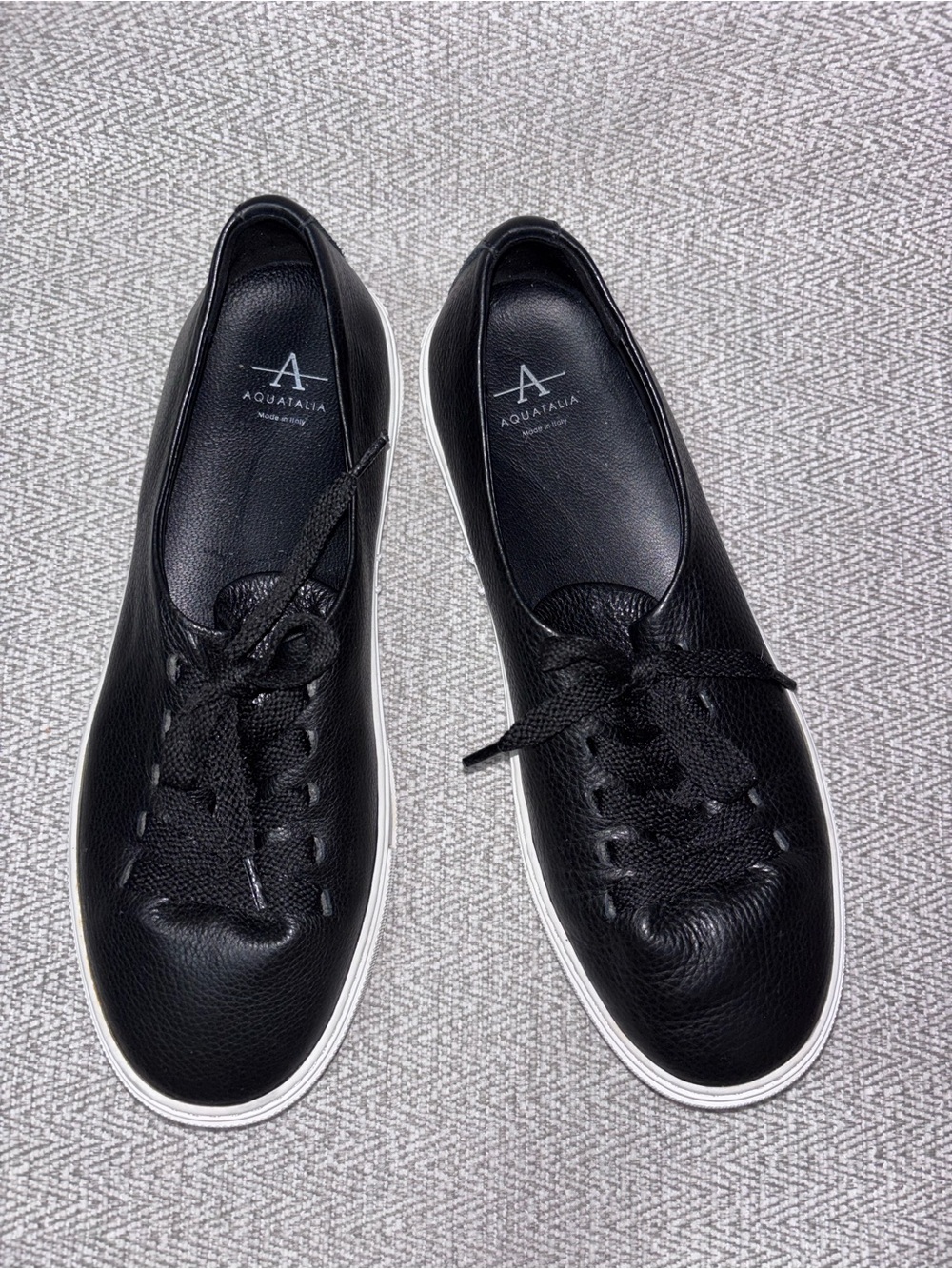 Aquatalia black pebbled leather low top lace up sneakers women's size 7.5